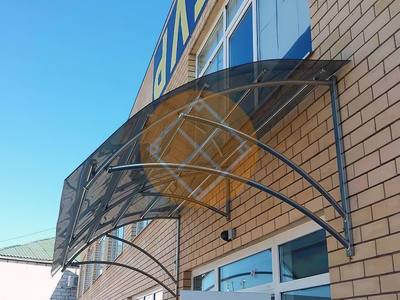 Навес с поликарбонатом монолитным над входной дверью