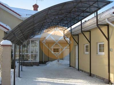 Полуарочный металлический навес из поликарбоната
